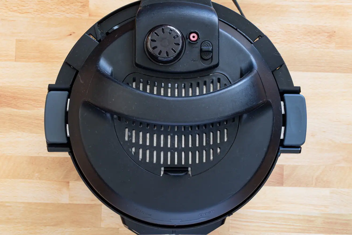 Instant Pot lid showing auto sealing and venting.