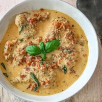 Tuscan chicken in a serving bowl.