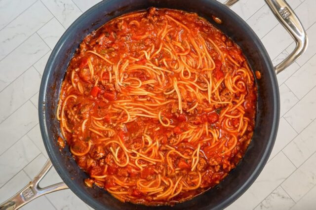 The cooked spaghetti in the pot.