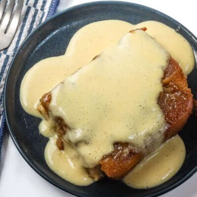 Crispy fried chicken breast topped with creamy gravy.