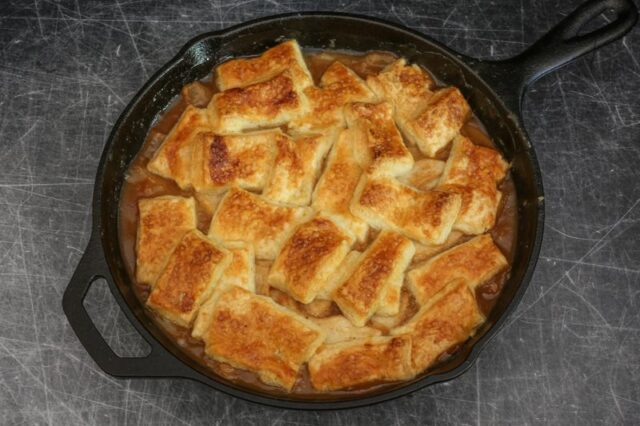 pear pandowdy in a cast iron pan