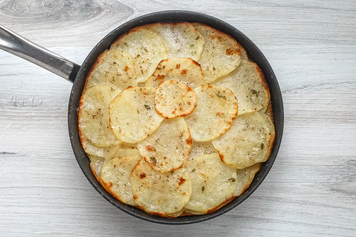 Pommes anna in the pan baked.
