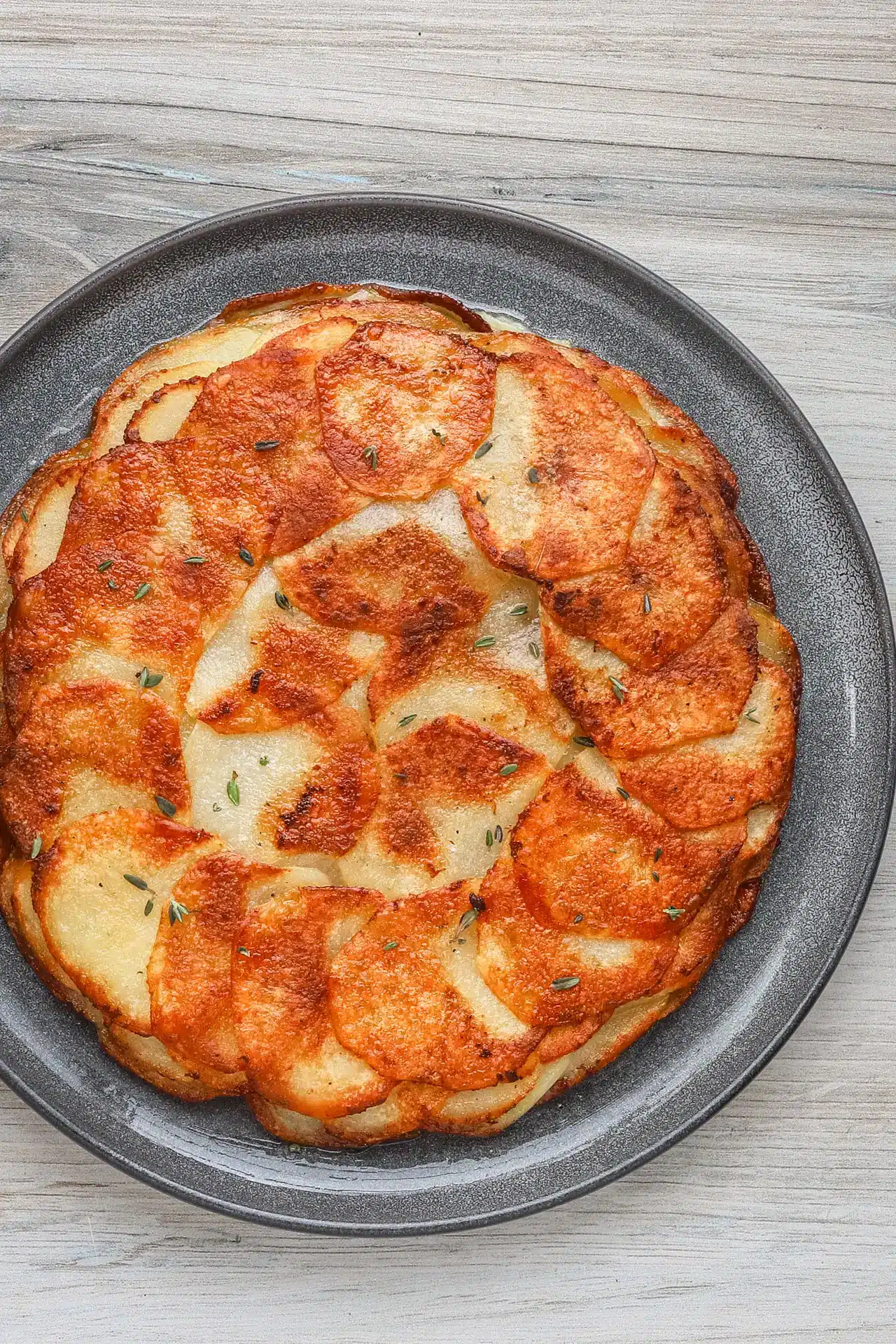 pommes anna on a plate.