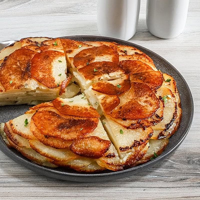 Cutting and serving pommes Anna.
