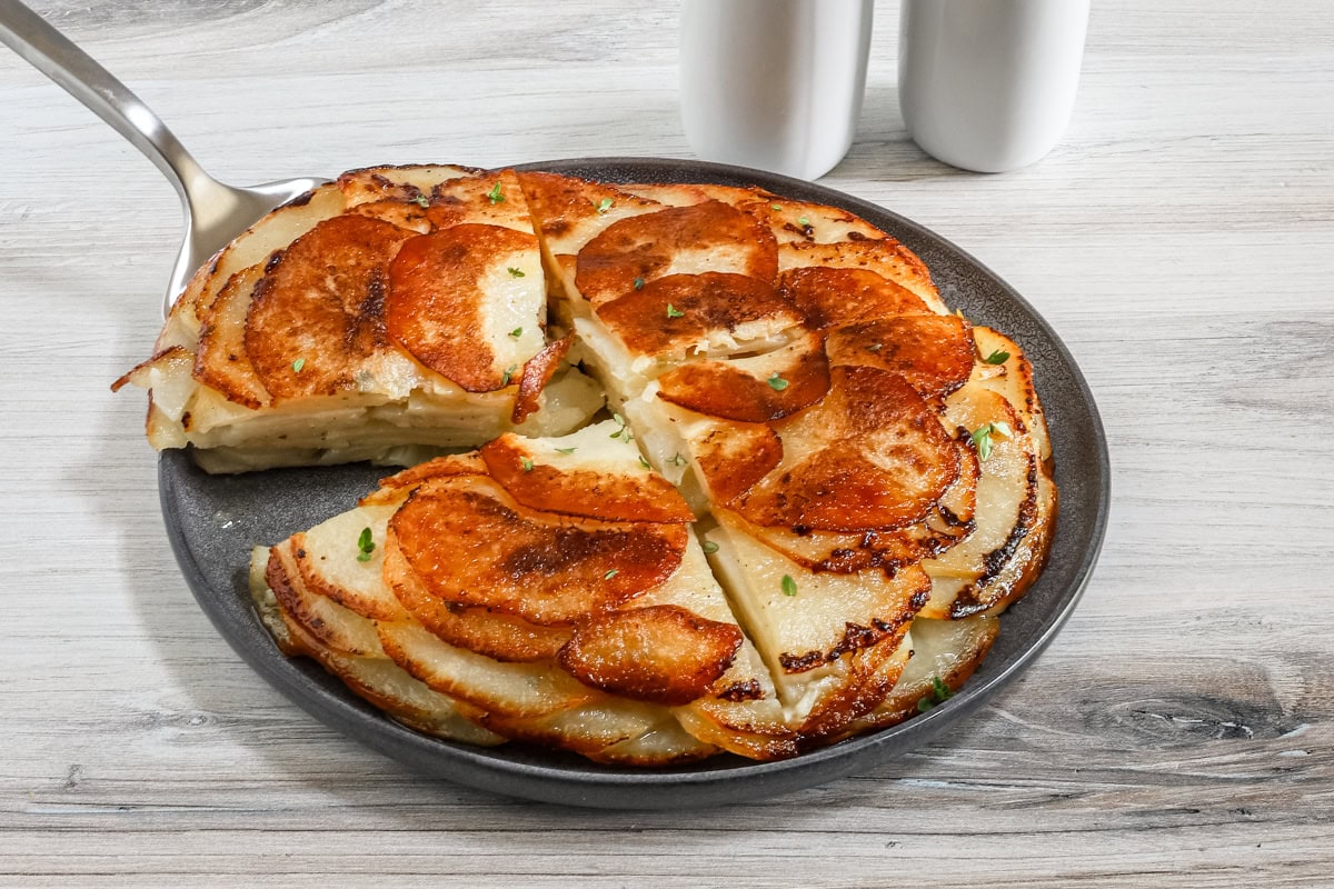 Cutting and serving pommes Anna.