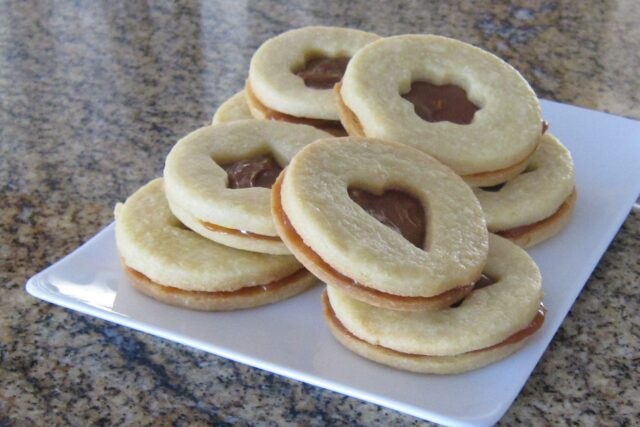 sugar cookies with dulce de leche filling