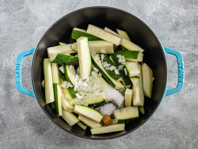 Zucchini in sour cream sauce preparation.